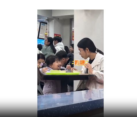 芝麻糊长出一脸“胡子”秒变 “小张飞”麻将胡了电子游戏哈哈！太逗啦！萌娃吃(图2)