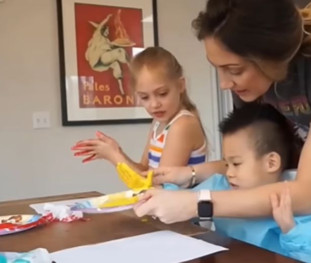 国男孩钱赚够后就“退货”背后细节让人无语PG麻将胡了免费试玩模拟器网红夫妇领养中(图22) 国男孩钱赚够后就“退货”背后细节让人无语PG麻将胡了免费试玩模拟器网红夫妇领养中(图22)