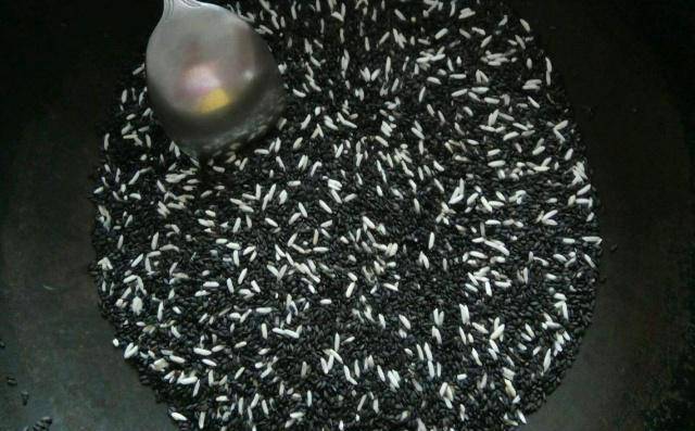 香又浓超好喝儿时的味道做法很简单麻将胡了网址教你自制黑芝麻糊又(图2) 香又浓超好喝儿时的味道做法很简单麻将胡了网址教你自制黑芝麻糊又(图2)