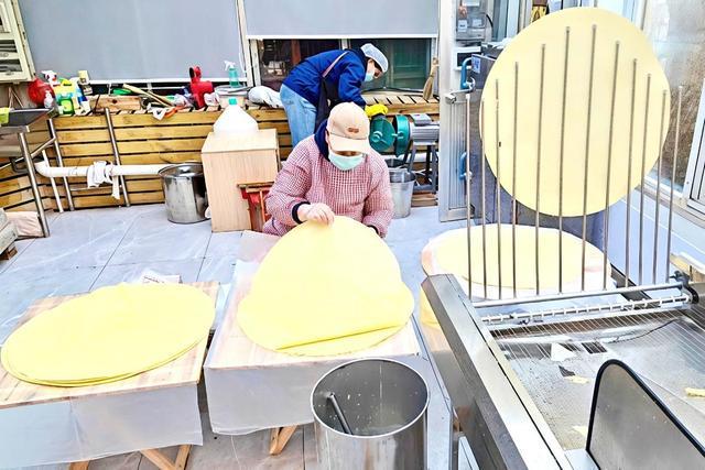 饼女王”！她们用一张杂粮饼摊出逆袭人生PG电子麻将胡了模拟器从失业白领到“煎(图6)