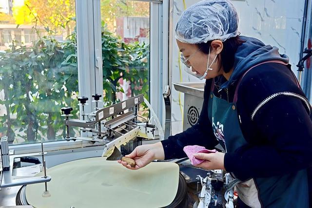 饼女王”！她们用一张杂粮饼摊出逆袭人生PG电子麻将胡了模拟器从失业白领到“煎(图4)